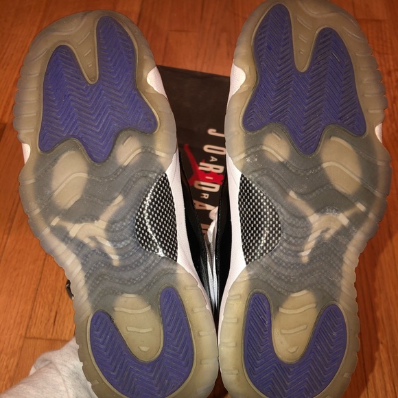 Air Jordan 11s Concords (GS) - Picture 7 of 8